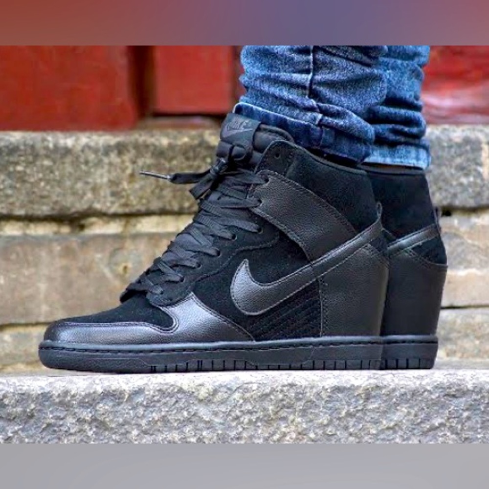 Nike WMNS Dunk Sky Hi Triple Black.